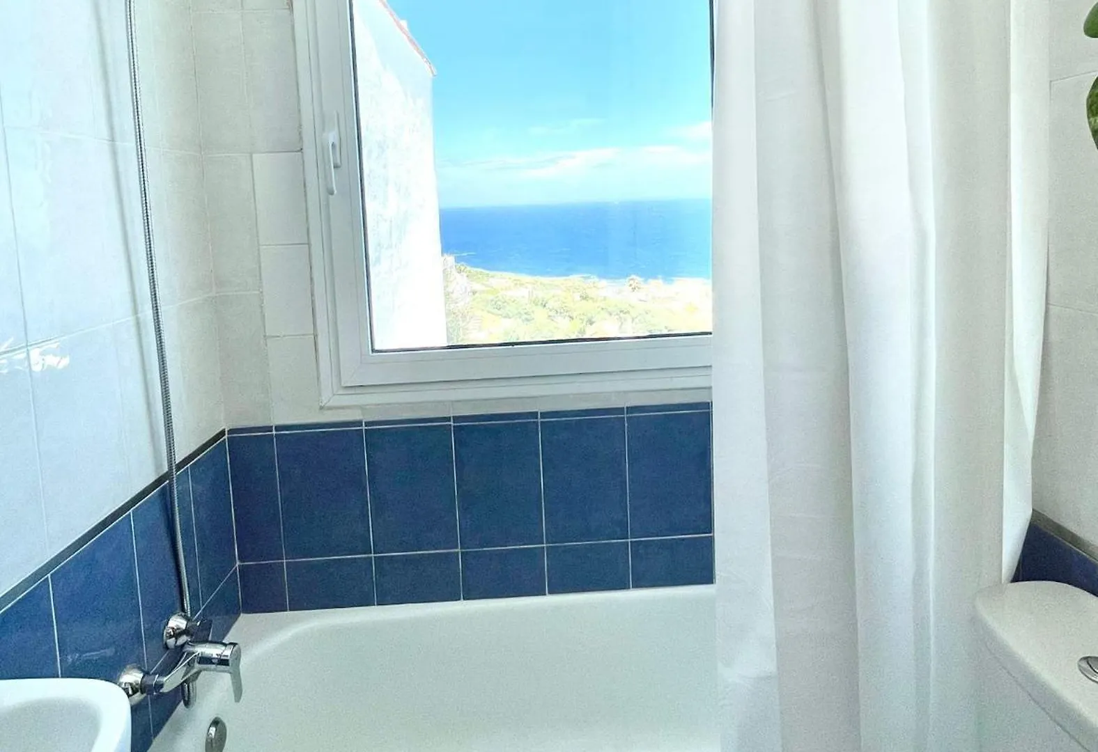 منزل الضيف الجيسايرس  في Bunker House منزل ريفي